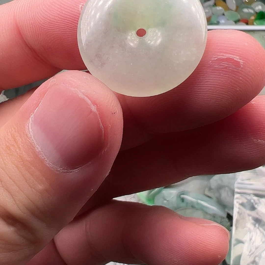 翡翠未镶嵌颈饰平安