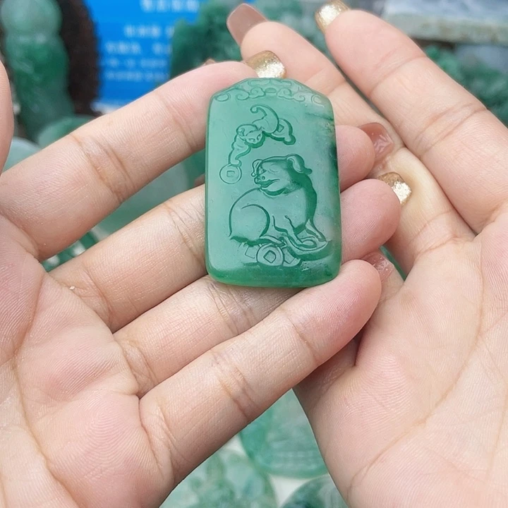 颈饰未镶嵌石英质玉王*龙