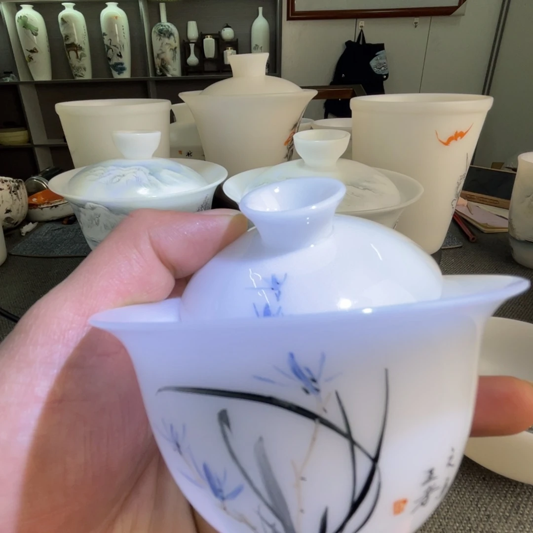 手拿一个大包子给我吃的