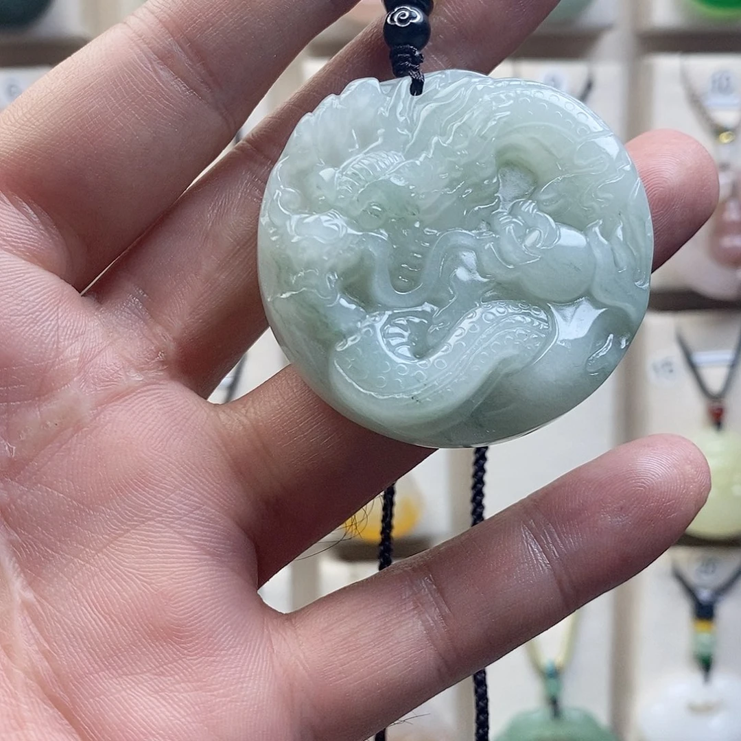 颈饰未镶嵌石英质玉（天山翠）