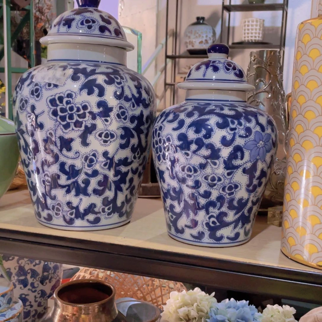 和*陶瓷花瓶，仿真绿植。2