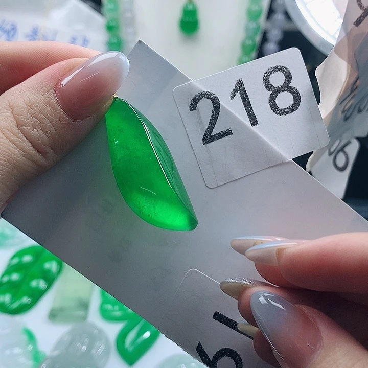 翡翠未镶嵌吊坠(赠链)