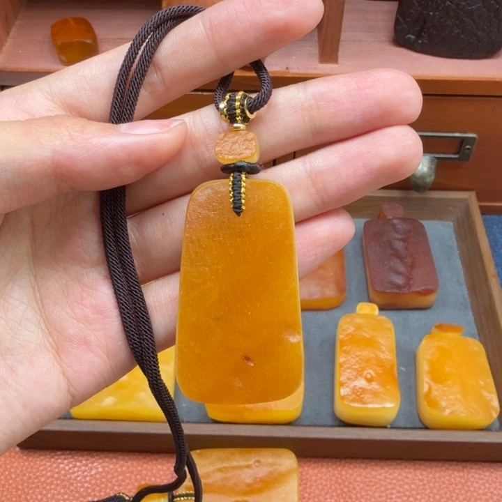 蜜蜡未镶嵌吊坠(赠链)