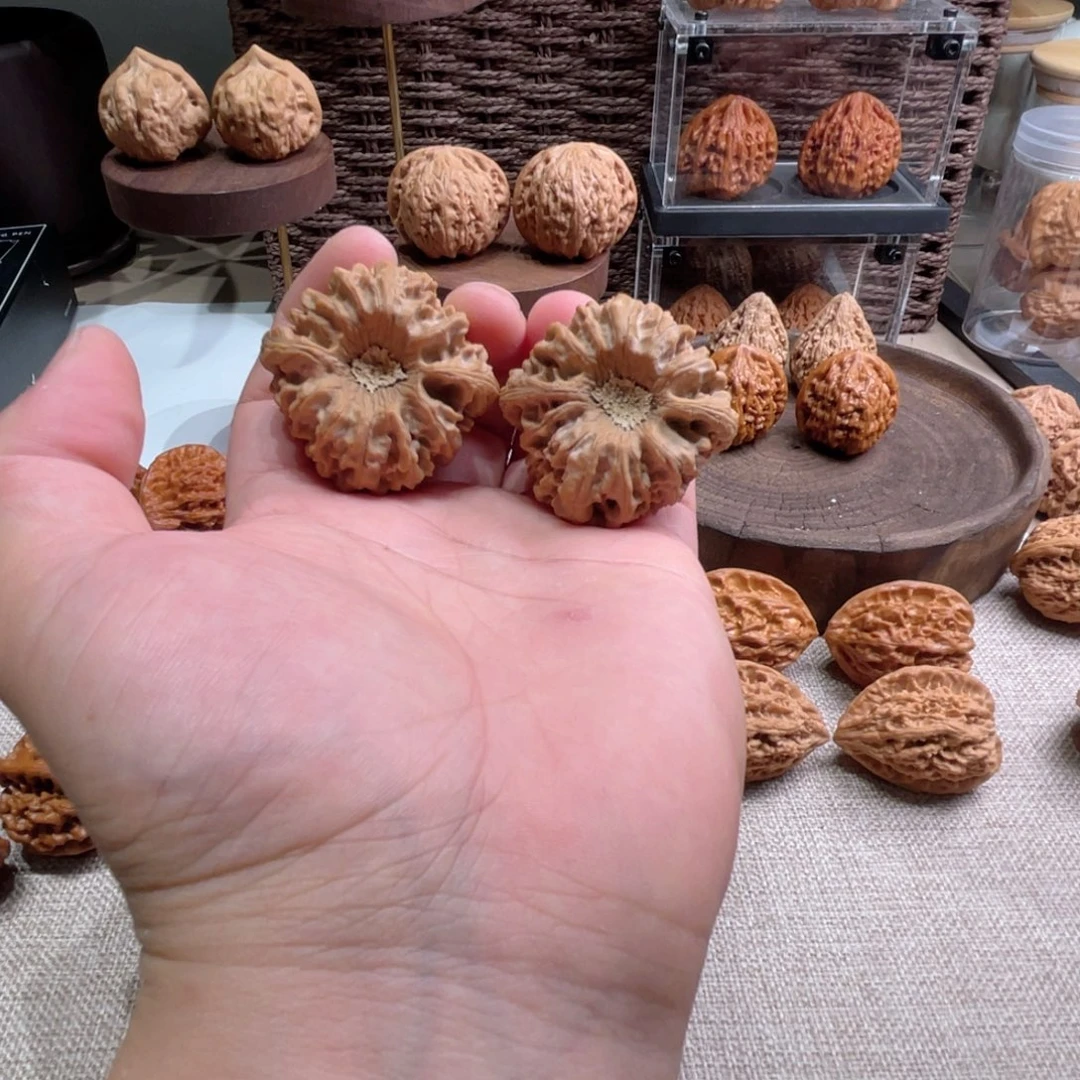 伊***饰把件文玩核桃45龙门涧