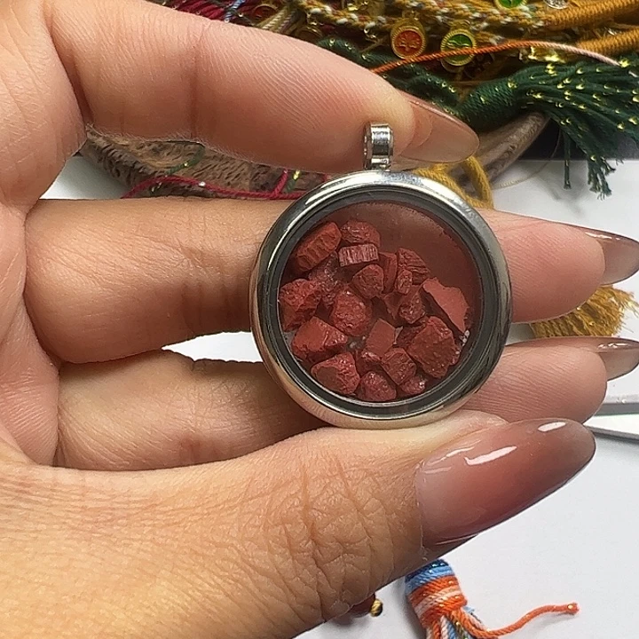 玛瑙/玉髓合金高含量朱砂颗粒嘎乌盒吊坠一个