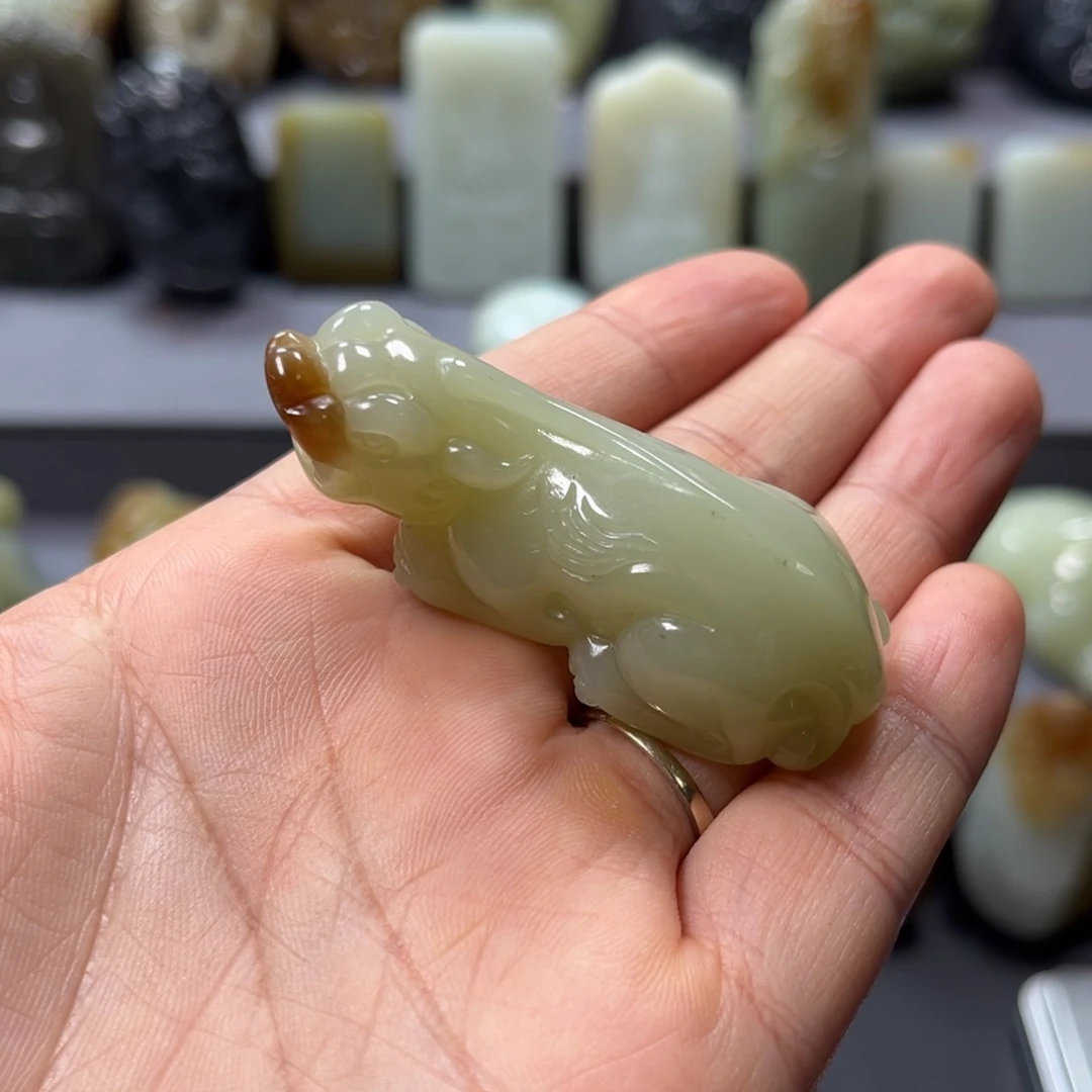 陈***光颈饰未镶嵌和田玉