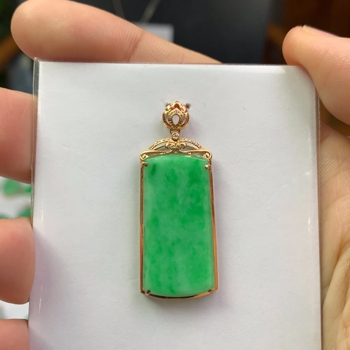翡翠18K金镶嵌颈饰翡翠吊坠