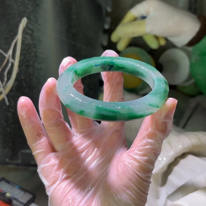 小***师石英质玉（非洲翠）未镶嵌手镯定制