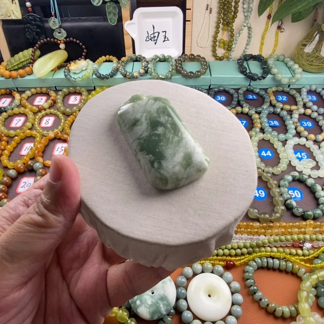 蛇纹石玉手串未镶嵌大***?