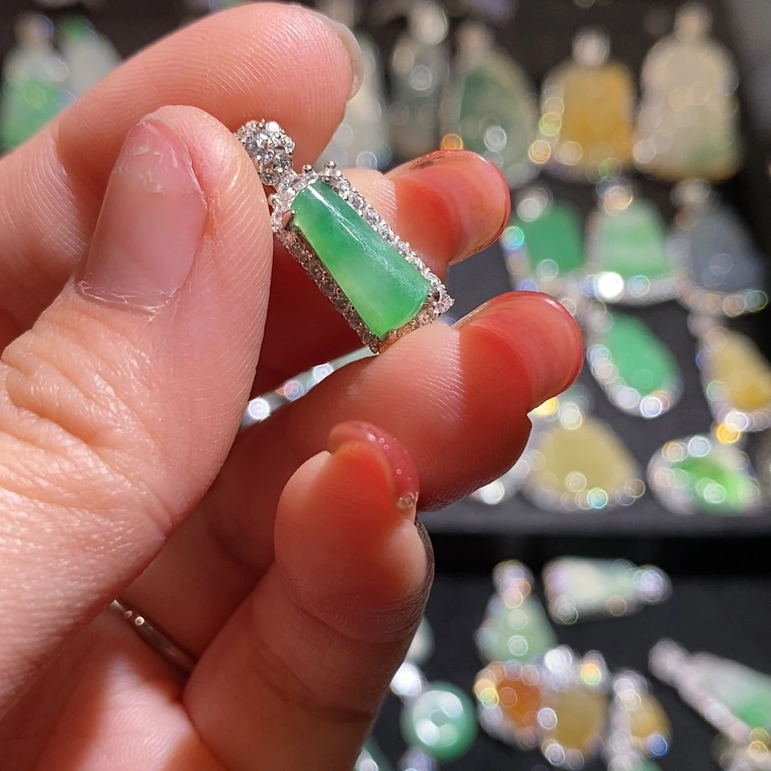 颈饰银S925镶嵌翡翠小**头天然翡翠