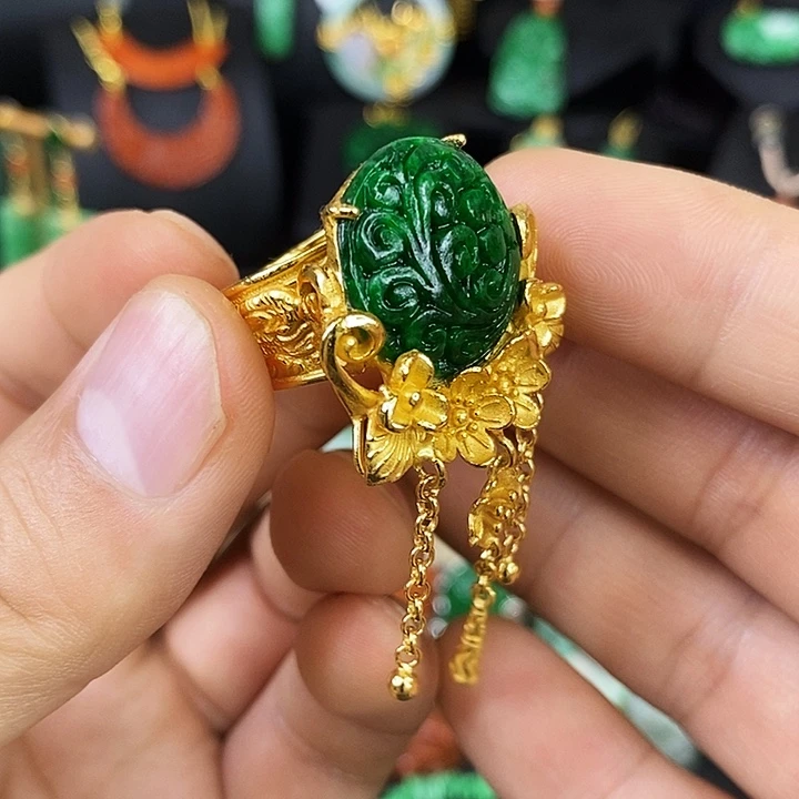 翡翠未镶嵌颈饰戒指