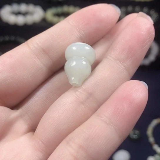 三***意和田玉未镶嵌颈饰葫芦微瑕