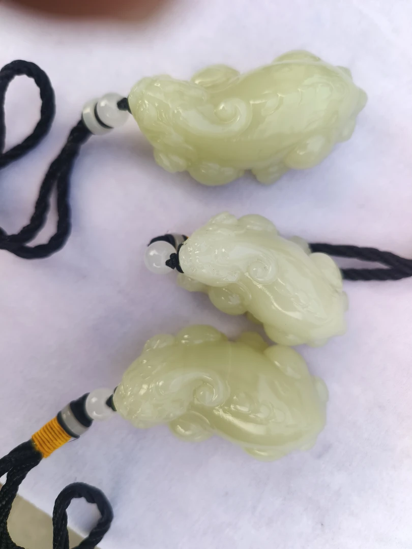 貔貅高清白玉石挂件