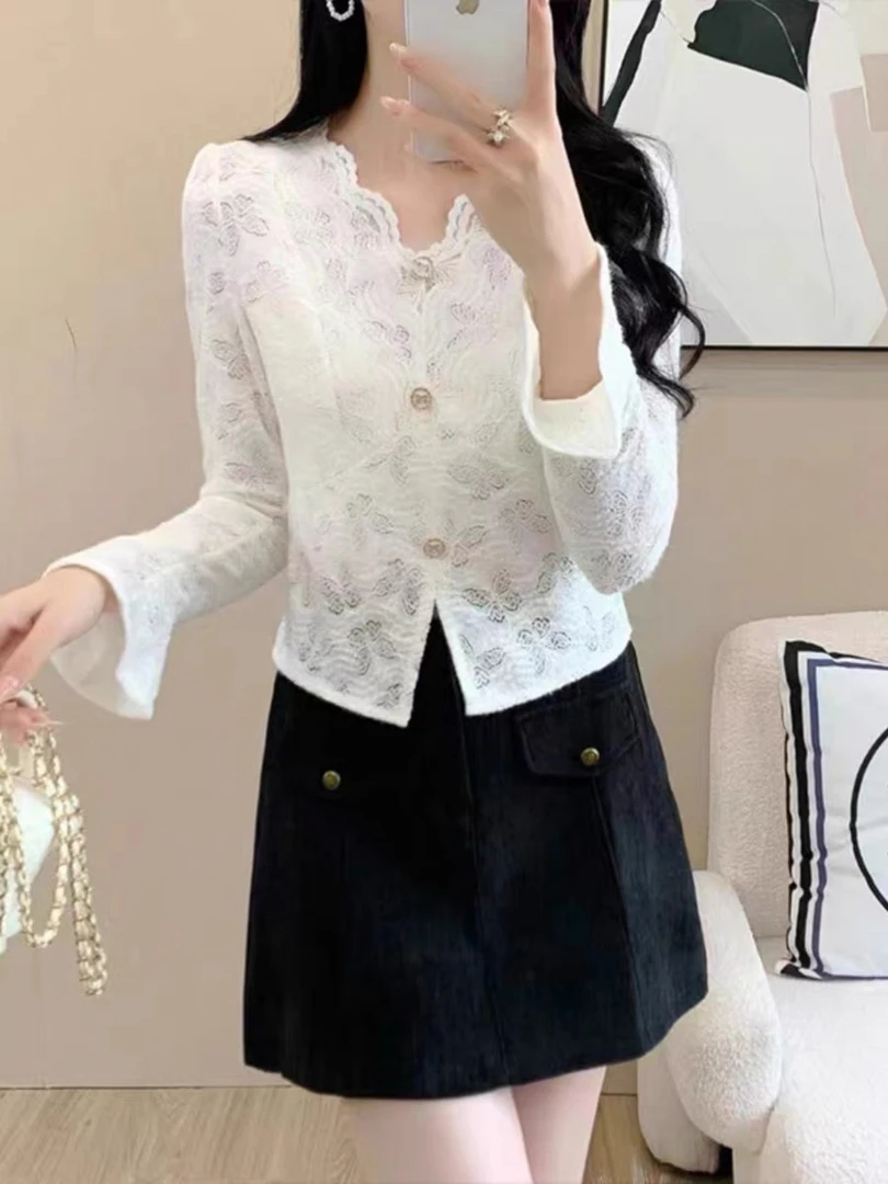 高级感镂空勾花蝴蝶单排扣V领蕾丝衫女早春2025时尚减龄开叉上衣