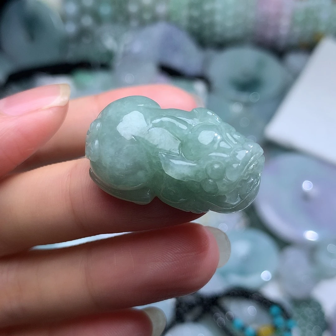 翡翠未镶嵌颈饰3。