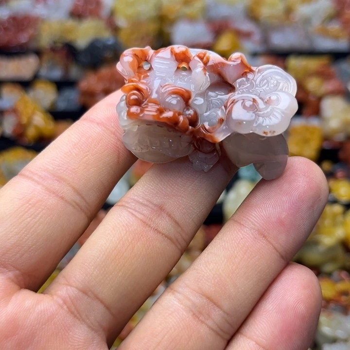未镶嵌石英质玉（黄龙玉）颈饰