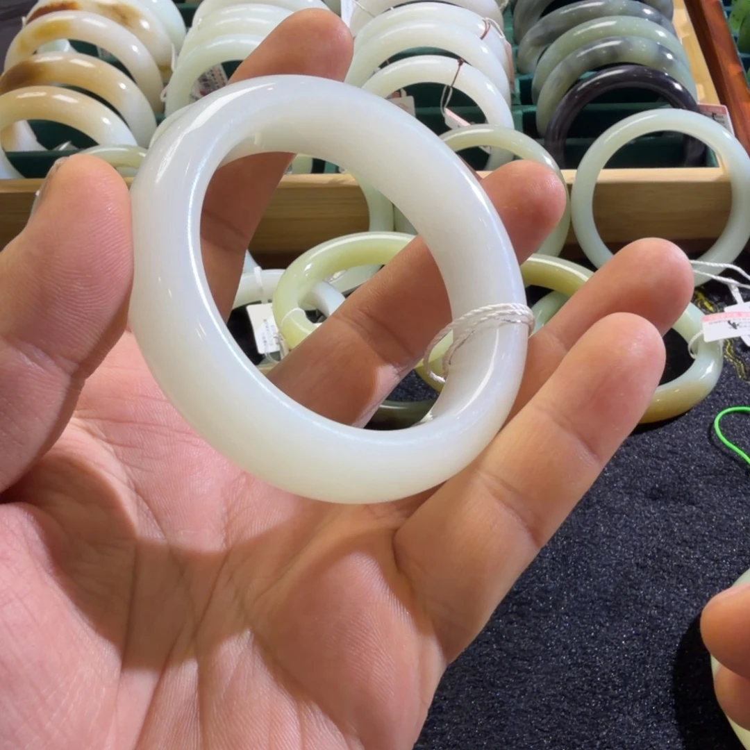 和田玉未镶嵌手镯