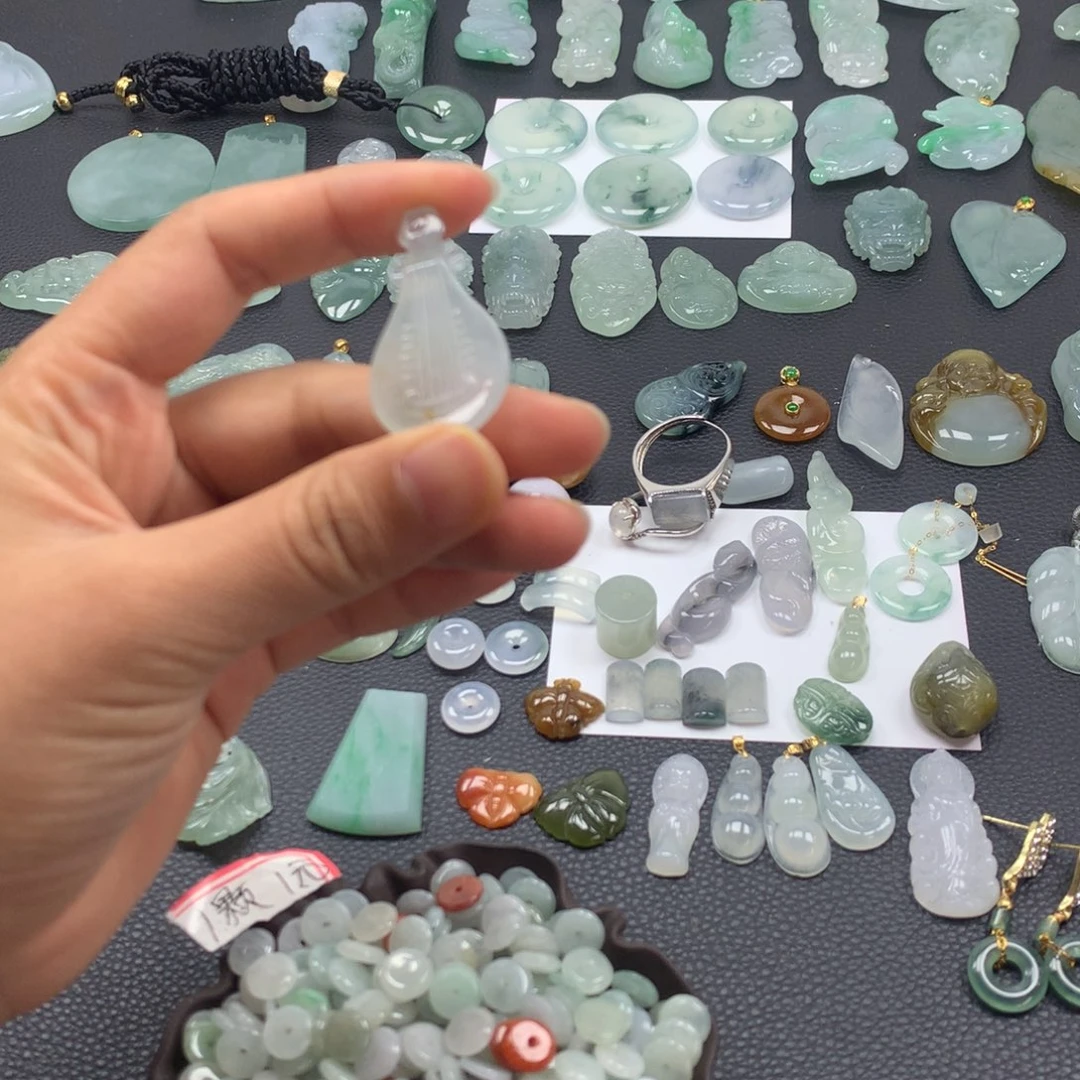 翡翠颈饰未镶嵌琵琶