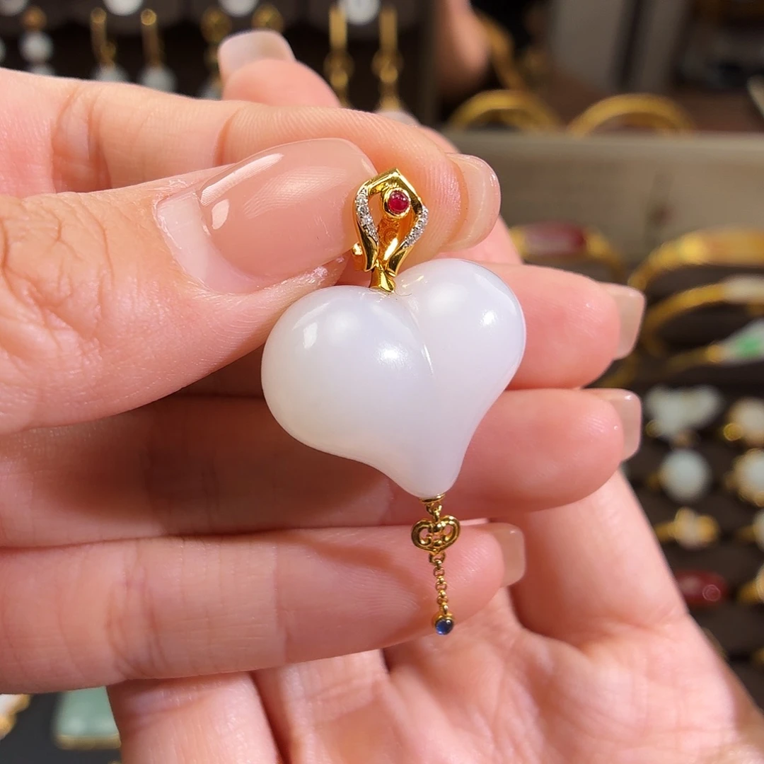 颈饰18K金镶嵌和田玉