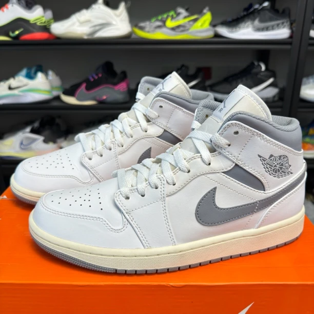 95新 MaxMara 42.5码/aj1白灰 篮球鞋非原盒成色很新无瑕疵