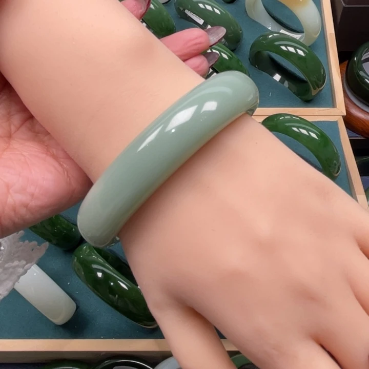 和田玉未镶嵌手镯