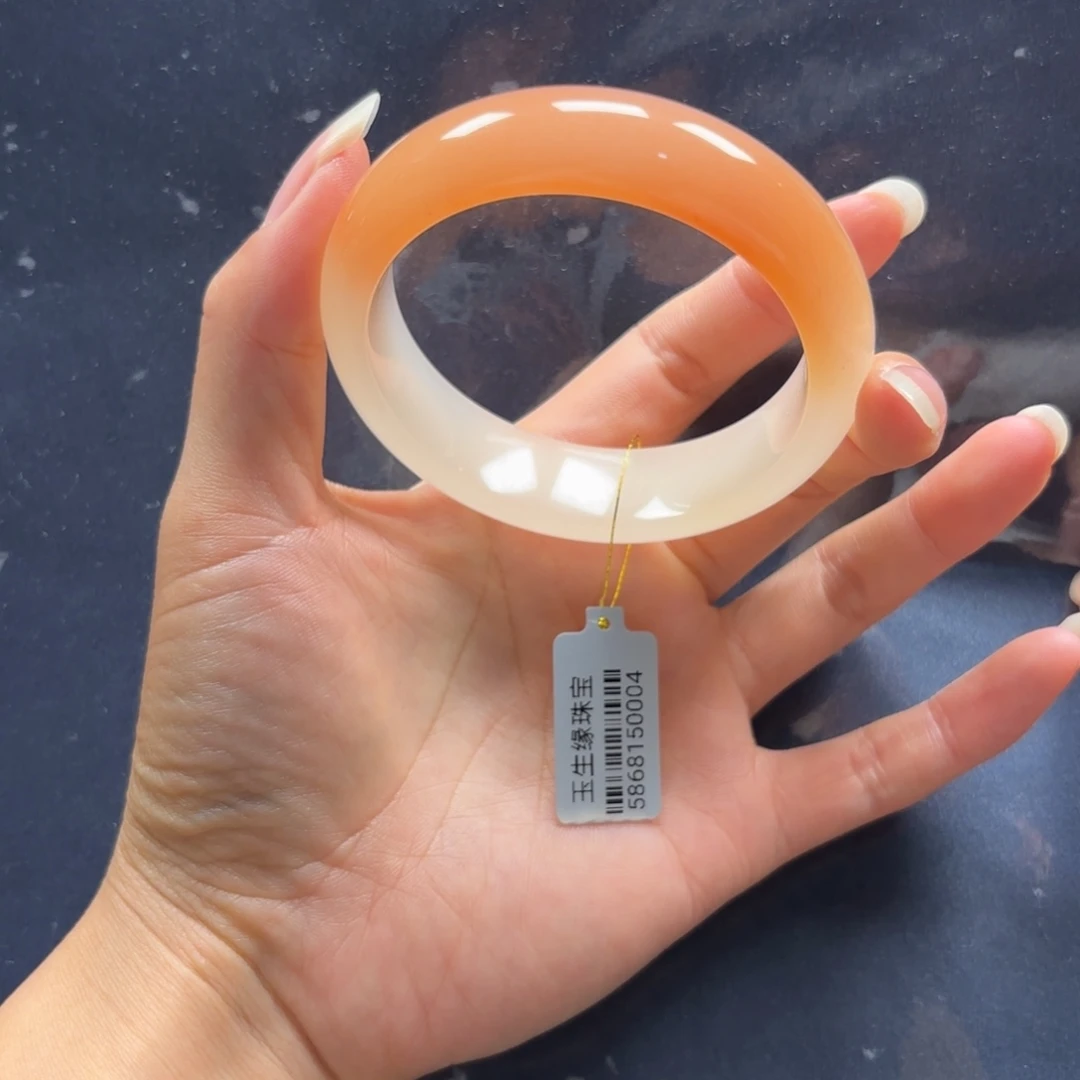 皓***妈未镶嵌石英质玉（黄龙玉）手镯