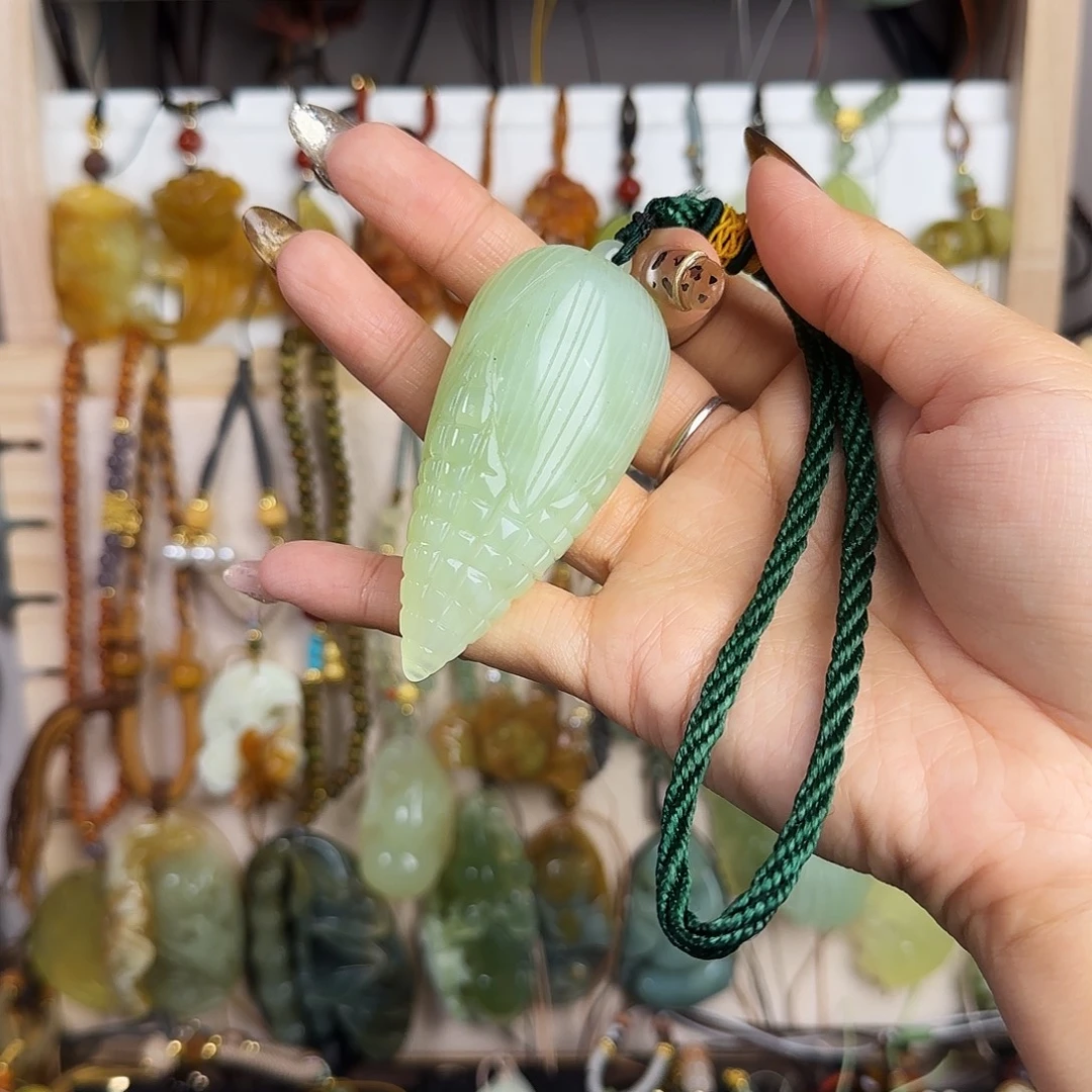 蛇纹石玉未镶嵌颈饰