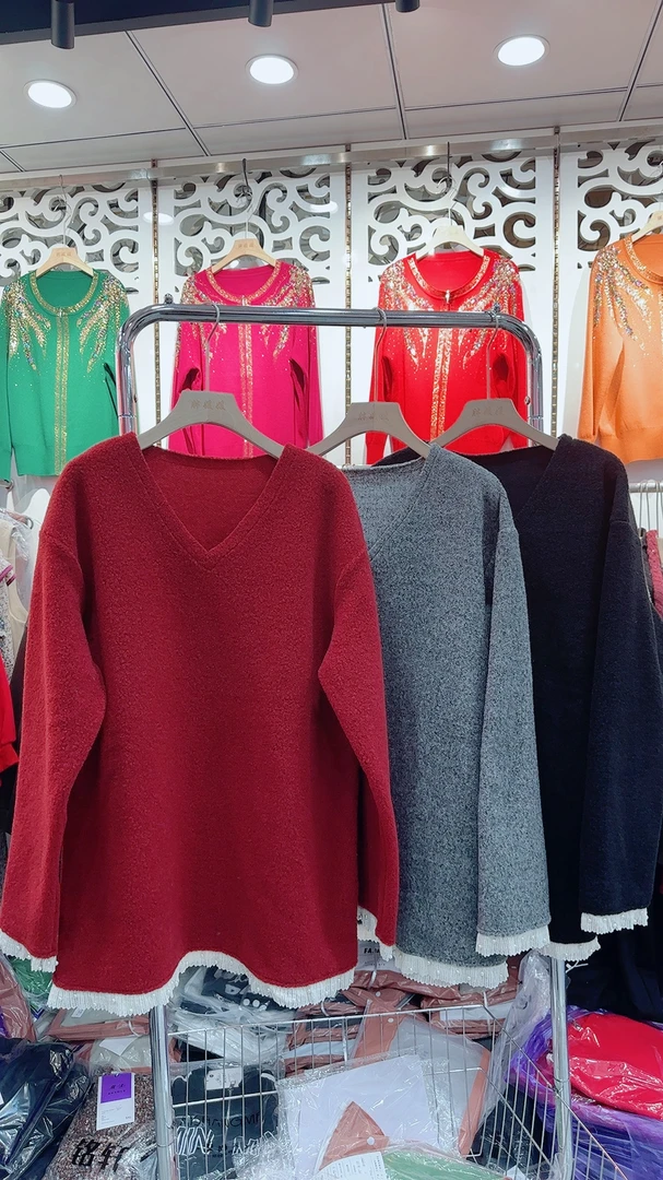 V领下摆蕾丝拼接打底雨花绒