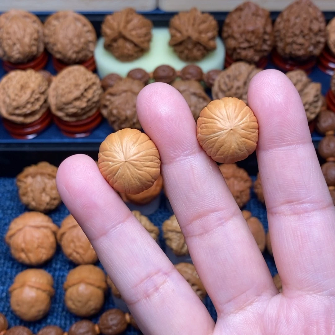 文玩核桃把件北**风手捻猴头