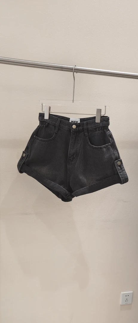 灰黑色松紧腰牛仔短裤