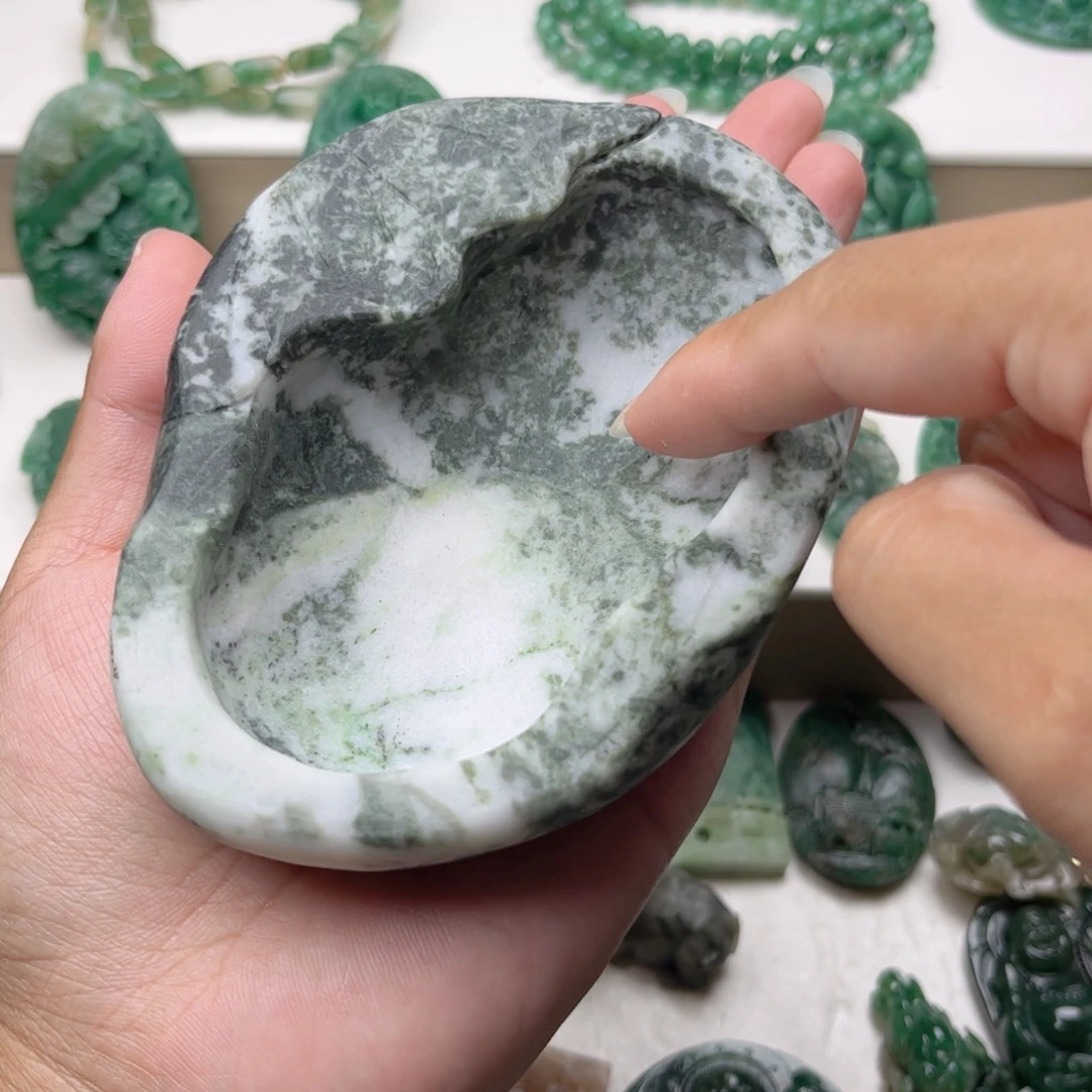 菠***菜独山玉未镶嵌摆件