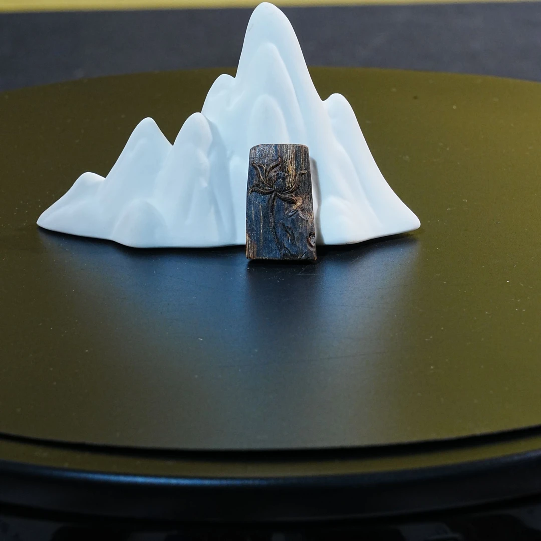 金三角黑棋软丝沉香清刀雕刻件（莲花）  2.47g 250908037 B