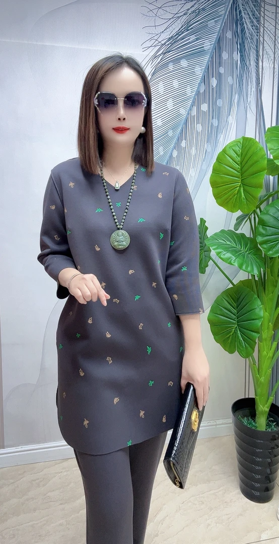 时尚百搭V领印花洋气中长款休闲上衣