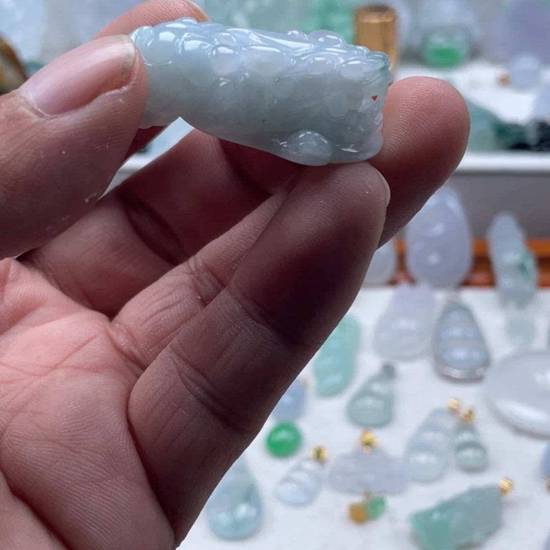 翡翠未镶嵌颈饰翡翠口含金珠貔貅