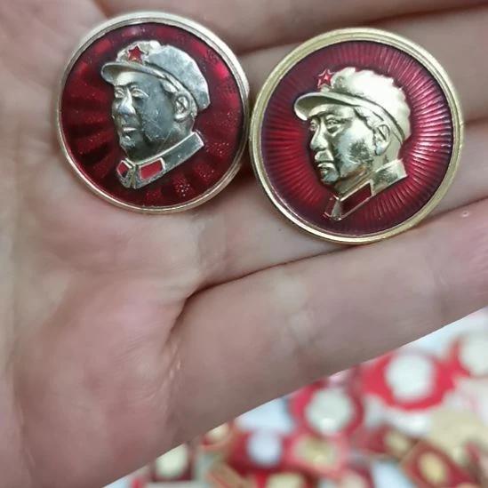 其他普通金属知*红色收藏纪念章2枚