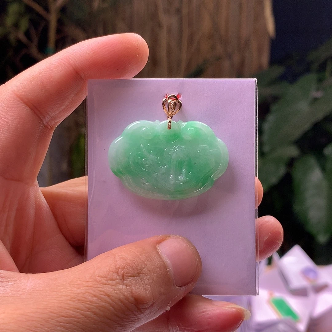 翡翠18K金镶嵌颈饰如意