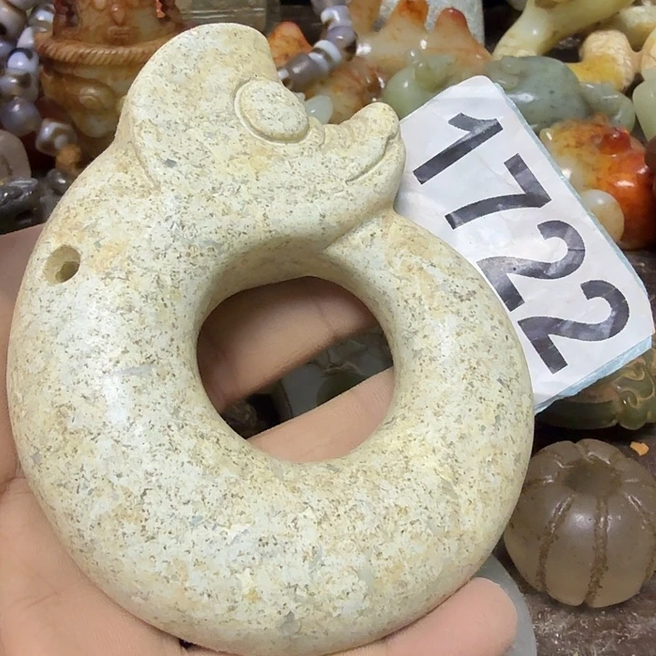 透闪石-蛇纹石玉未镶嵌颈饰