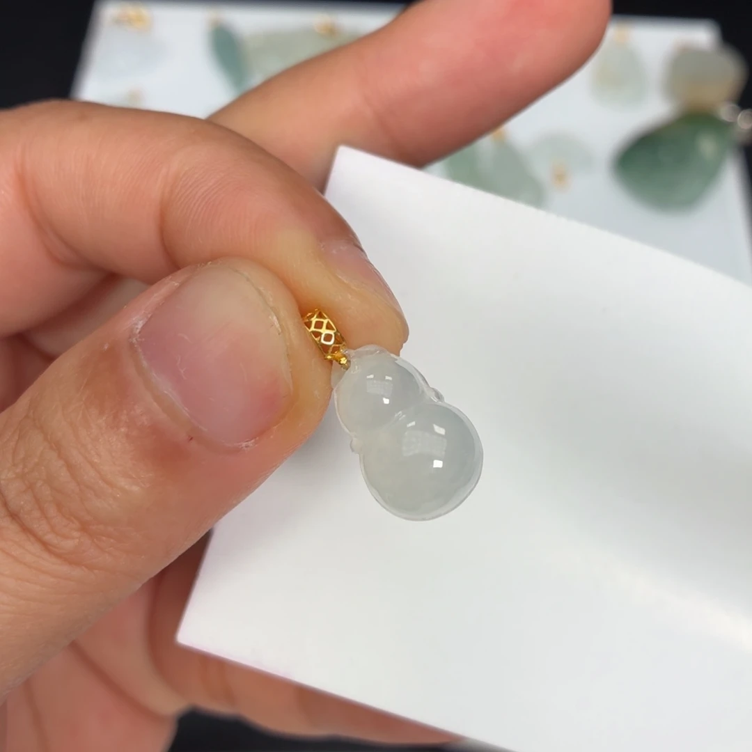 翡翠18K金镶嵌颈饰葫芦