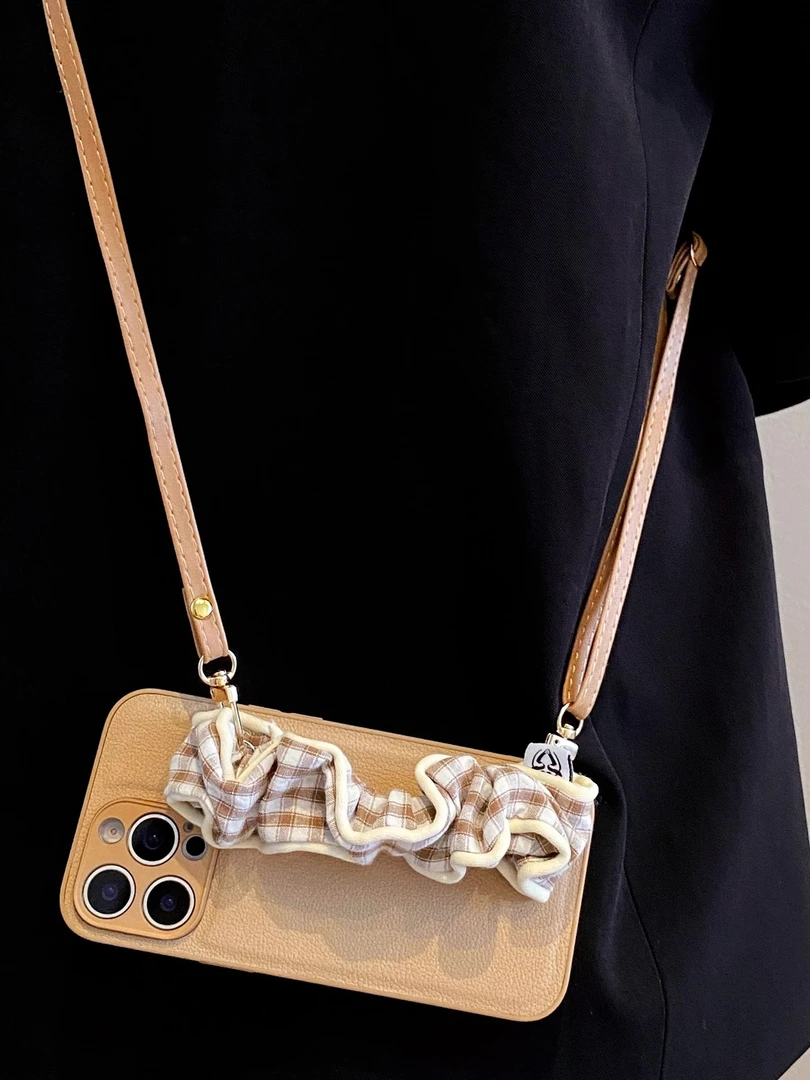 奶咖色格子丝巾腕带适用iPhone16 15promax手机壳苹果14 13斜挎12