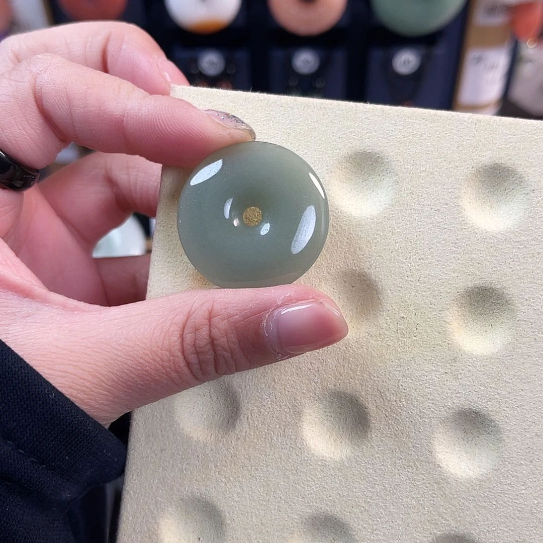 颈饰未镶嵌石英质玉贞*