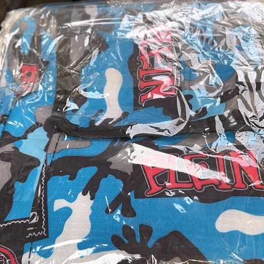 伞袋一个随机发。