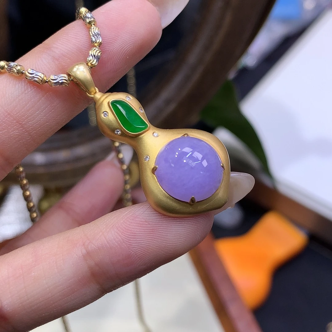 18K金镶嵌挂件翡翠元**旦不含链