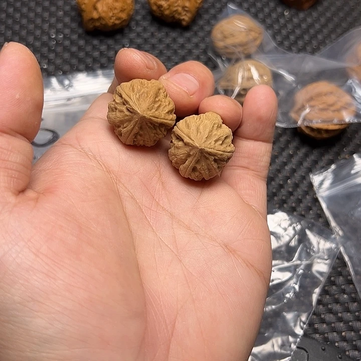 文玩核桃吊坠三棱