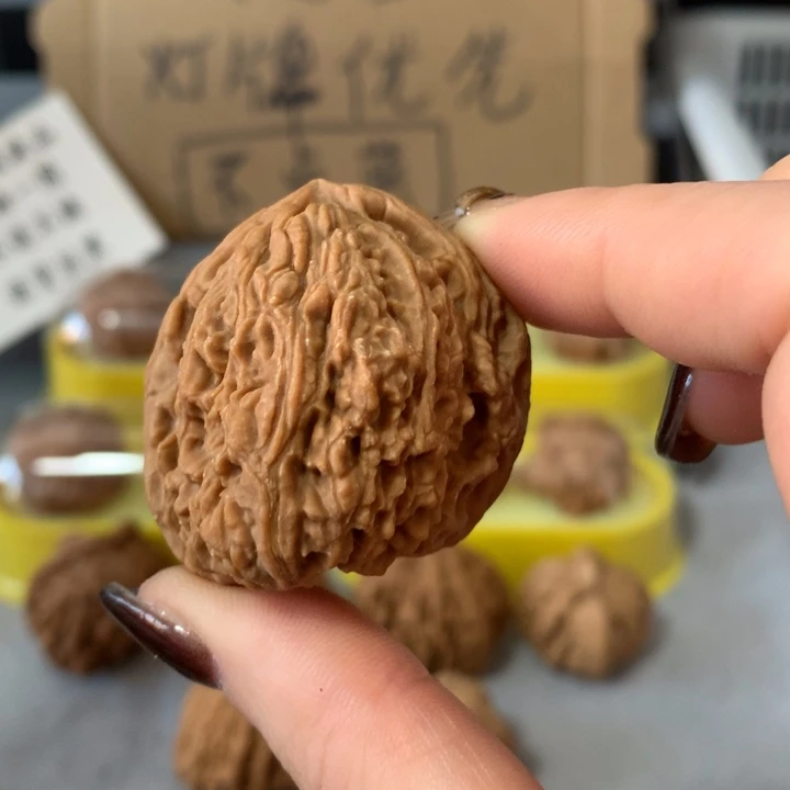 江***2文玩核桃吊坠异形单只，有瑕疵