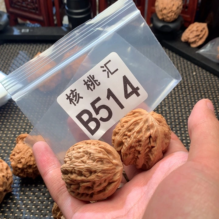 文玩核桃吊坠红锦鲤