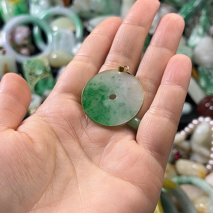 财****翡翠未镶嵌颈饰翡翠未镶嵌颈饰