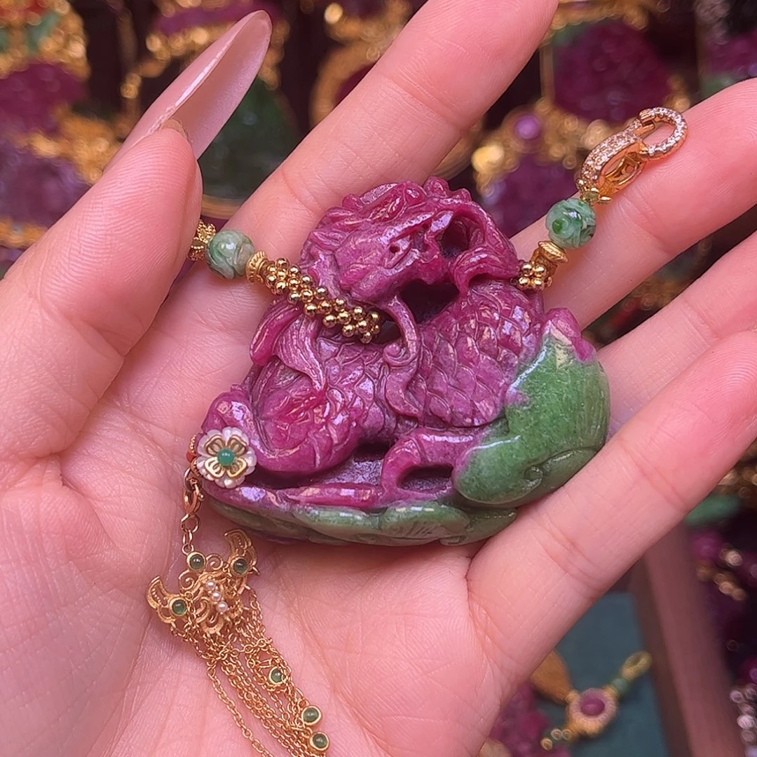 颈饰红宝石未镶嵌