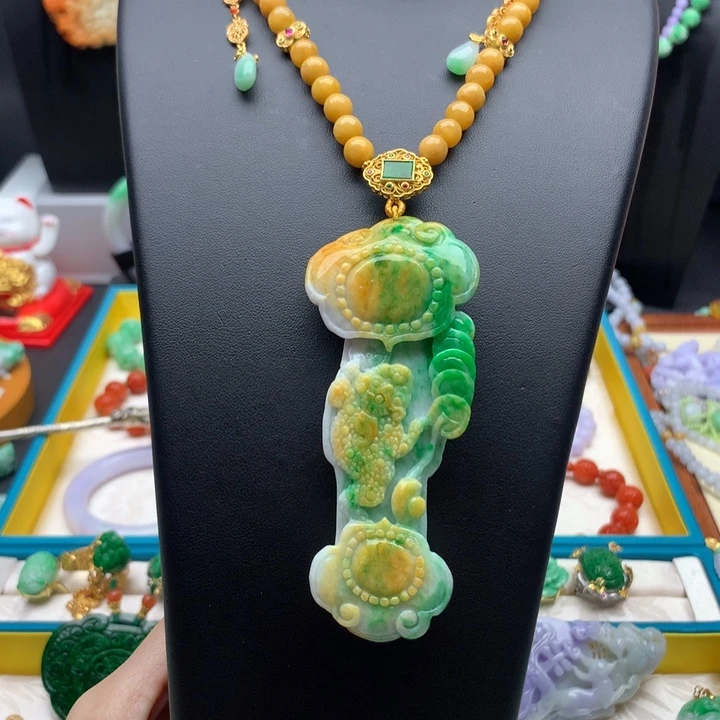 翡翠颈饰未镶嵌黄加绿如意