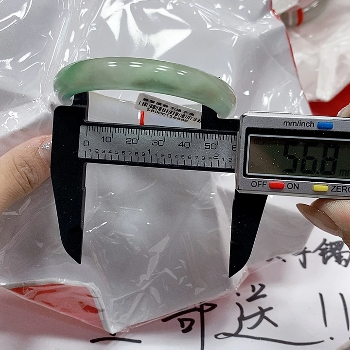 翡翠手镯未镶嵌115。