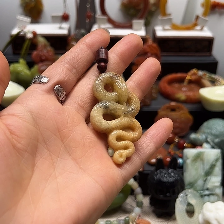 蛇纹石玉未镶嵌吊坠
